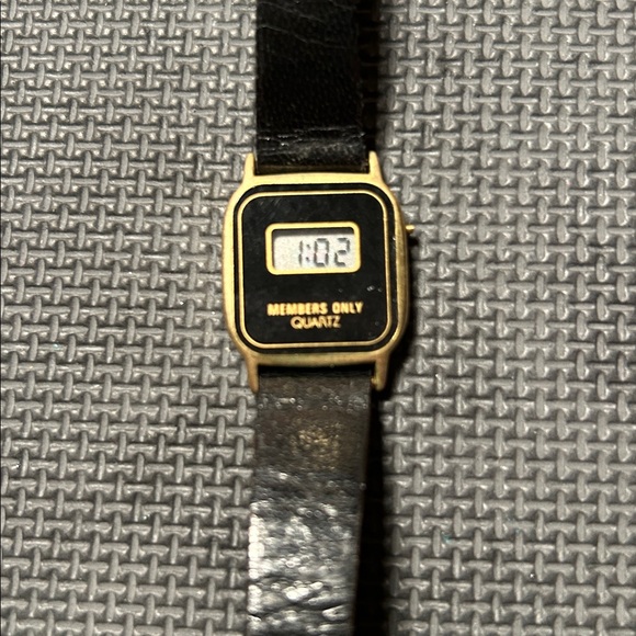 Members Only Accessories - Vintage Members Only Digital Watch – WORKING – 1970s LCD Quartz – Gold Tone
